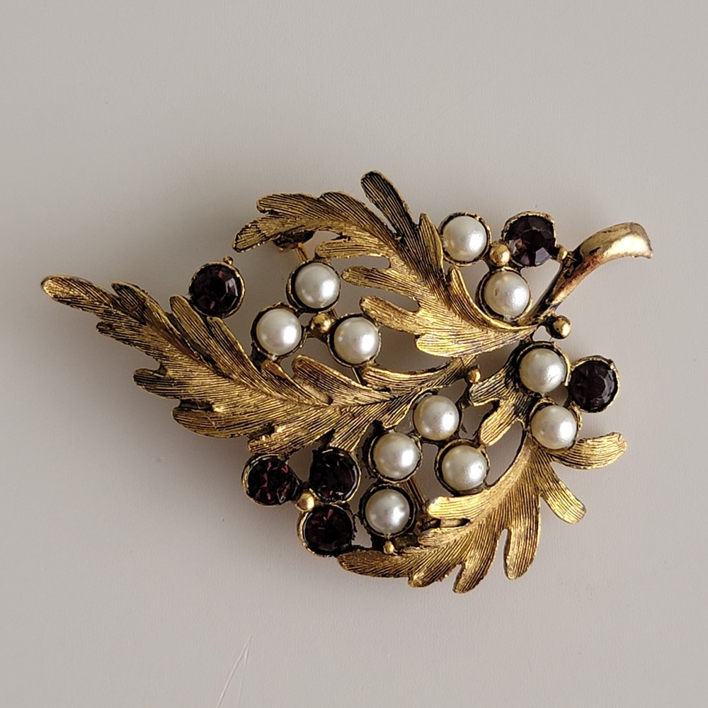 Unsigned VTG Mid-Century Gold Tone Faux Pearl Purple Rhinestone Leaf Brooch Pin